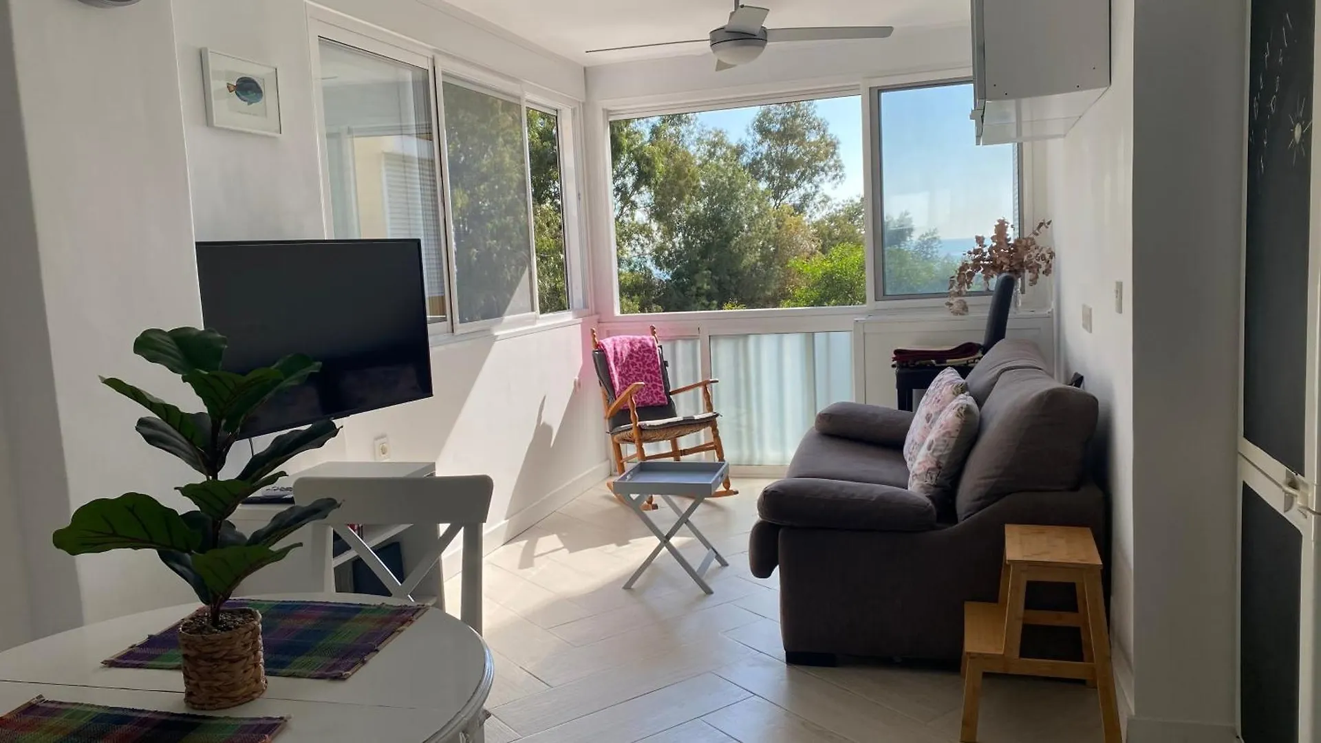 Acogedor Y Luminoso Apartamento En Benajarafe مالقة